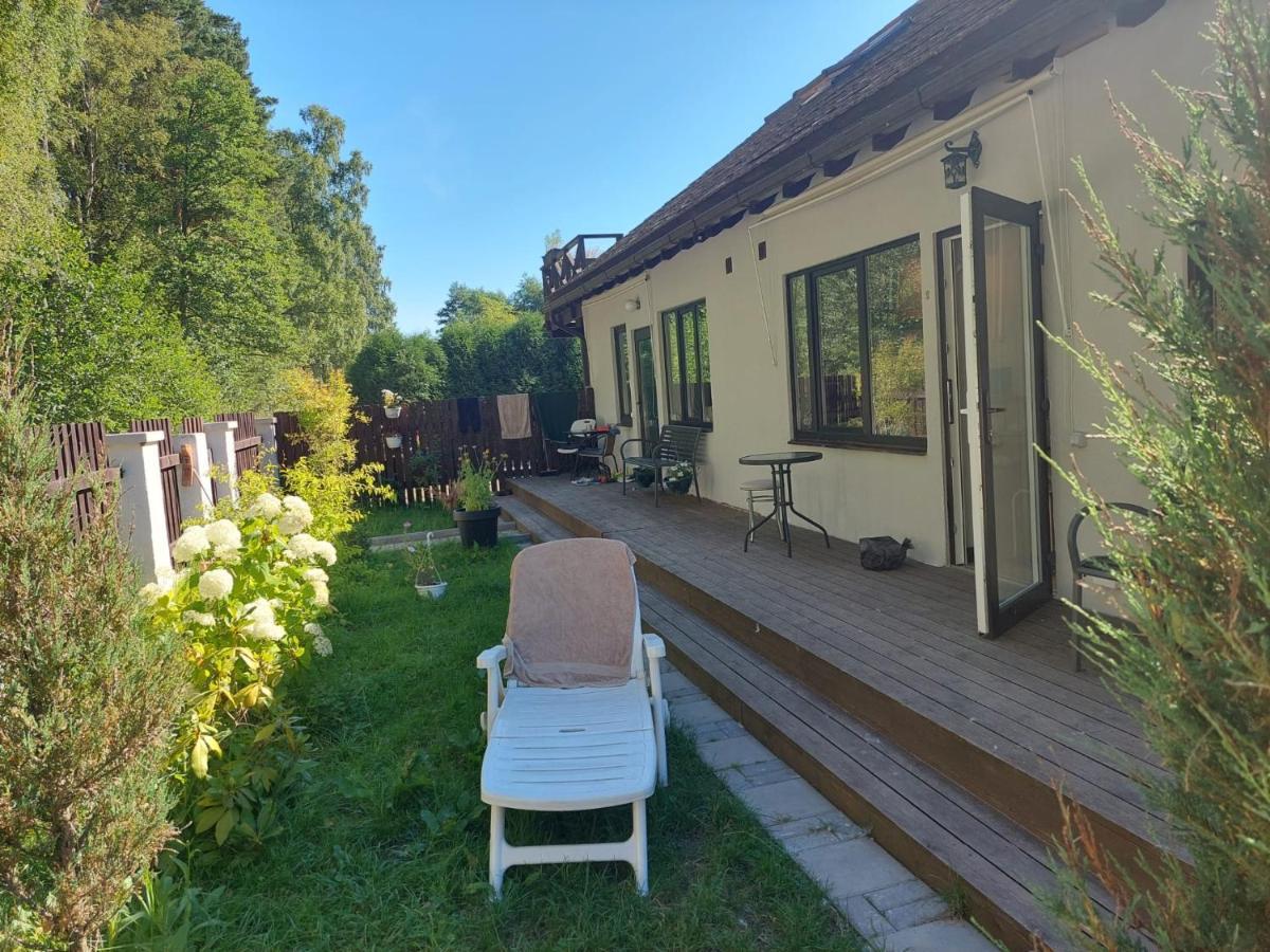 Plienciema 4 Cilvekiem, Pirma Stava Séjour chez l'habitant